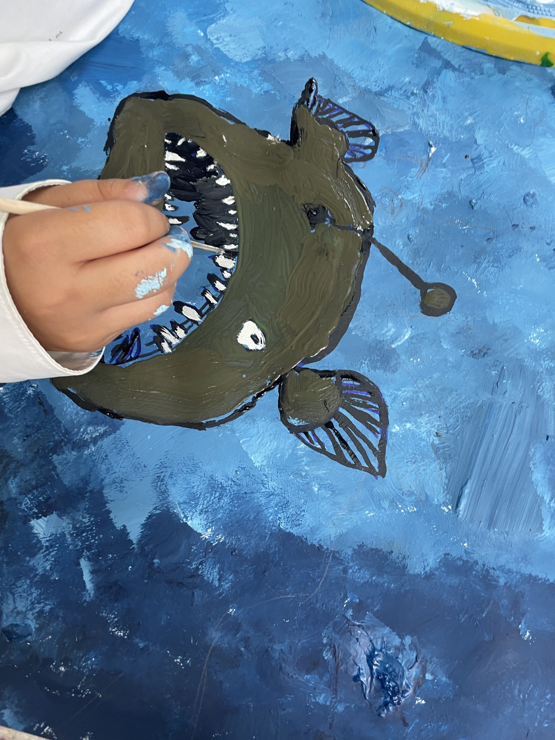 Überraschend bunte Tierwelt – Acrylmalerei im Großformat für Kinder