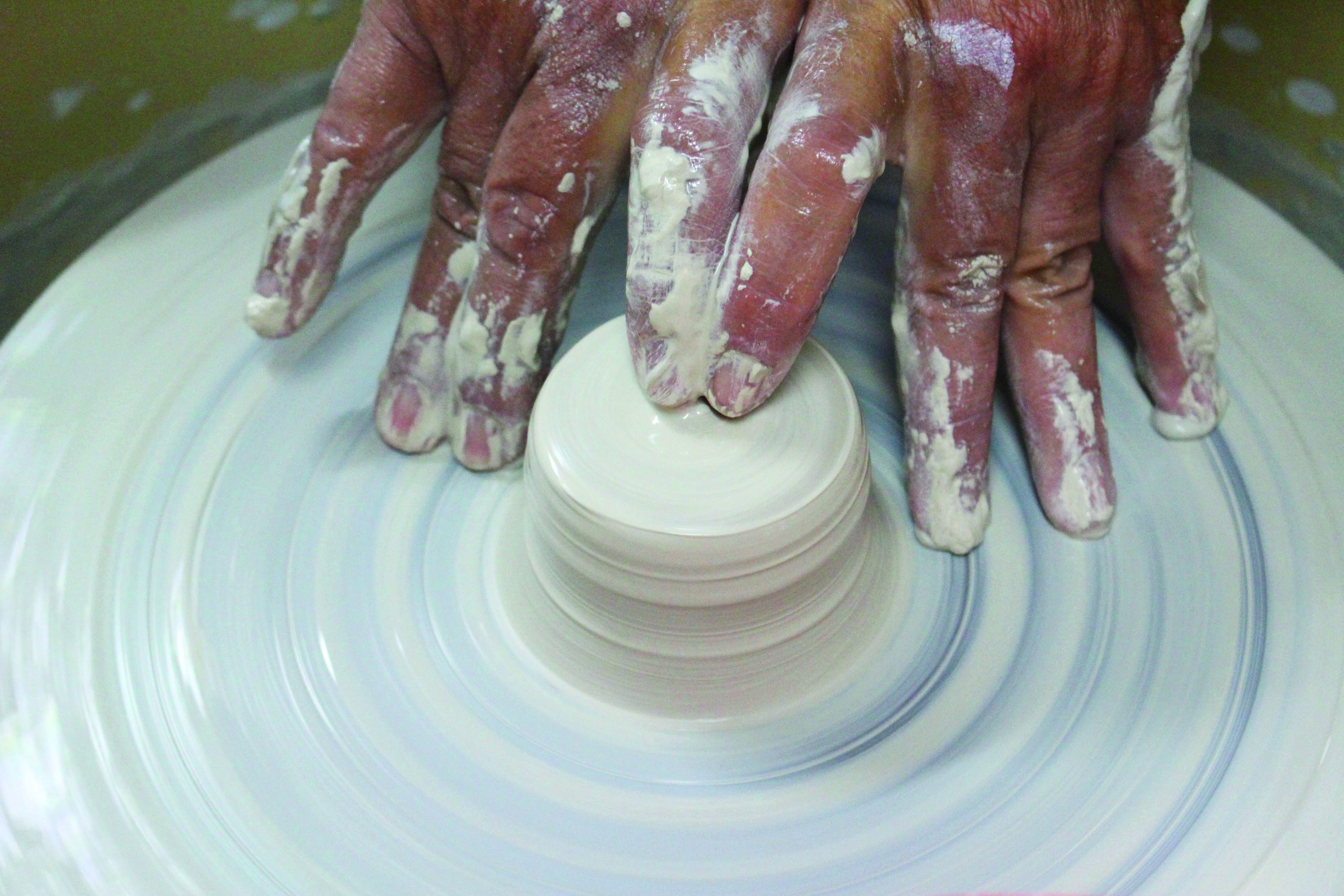 „Schnupperdrehen“ an der Töpferscheibe